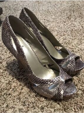 Vintage Y2K Bakers “Kourtney” Peep-Toe Snake-Print High Heels Size 9 Taupe/Gray